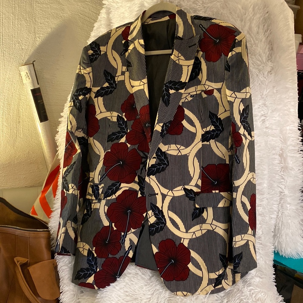 NWOT beautiful African Jacket with lining and 5 pockets inside, out.